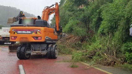 경남∼부산 잇는 거제시 도로에 토사 무너져 / YTN