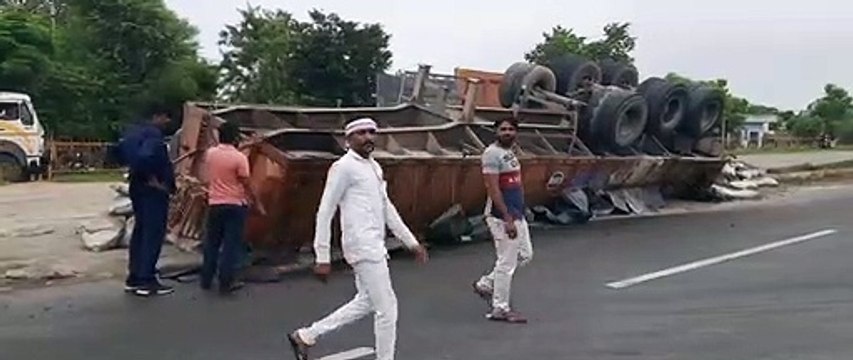 हाइवे पर सीमेंट से भरा ट्रेलर पलटा, यातायात बा​धित