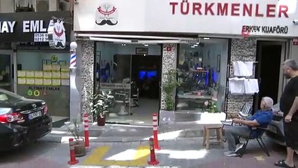 Saç tıraşı için sıra bekliyordu, ikinci kattan üzerine kedi düştü