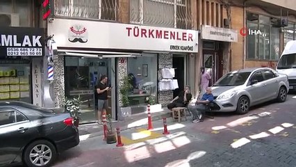 Il faisait la queue pour une coupe de cheveux, le chat lui est tombé dessus du deuxième étage