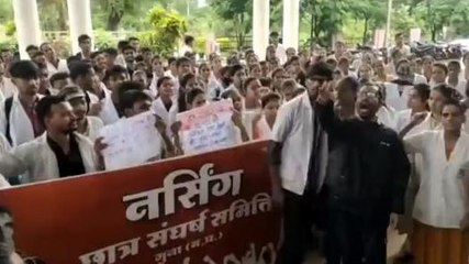 गुना: नर्सिंग छात्रों ने किया जंगी प्रदर्शन, धरना देकर सौंपा ज्ञापन