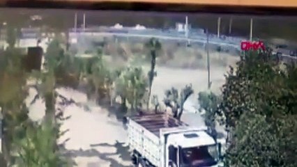 Lastikleri patlayan TIR şarampole yuvarlandı