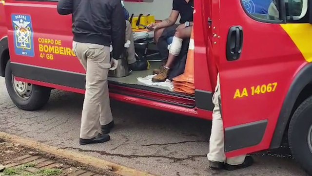 Motociclista fica ferido após colisão com carro na Avenida Rocha Pombo