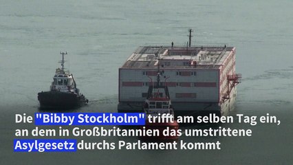 Großbritannien: Wohnschiff für 500 Migranten legt an
