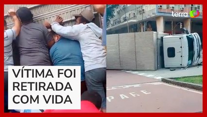 Pedestres se unem e erguem caminhão que tombou para salvar jovem no RJ