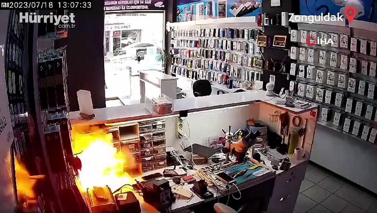 Şarjdaki cep telefonu bomba gibi patladı