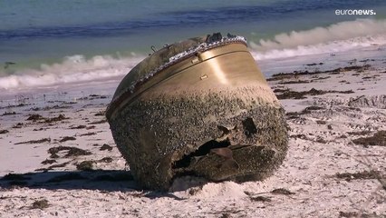 أستراليا تحقق في "هوية وأصل" جسم معدني غريب عثر عليه على شاطئ البحر