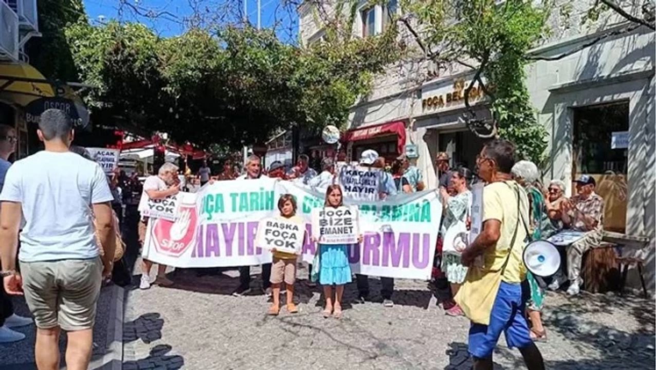 İzmir Foça'da, imara açılan alanlar ve kaçak inşaatlar belediye önünde protesto edildi