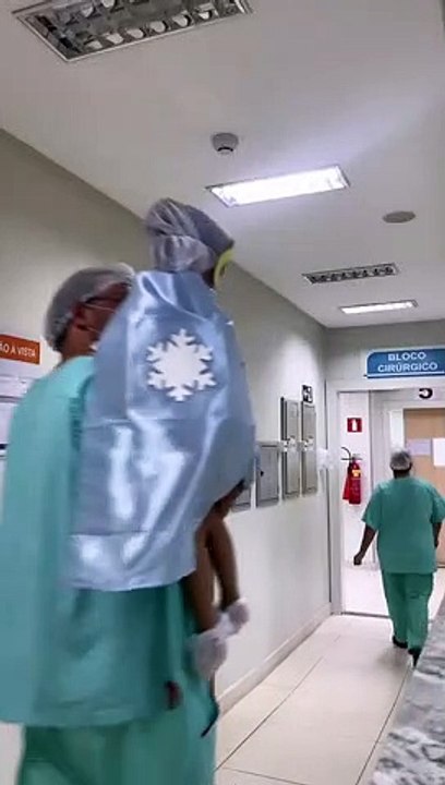 Un chirurgien déguise les enfants en super-héros avant leur opération