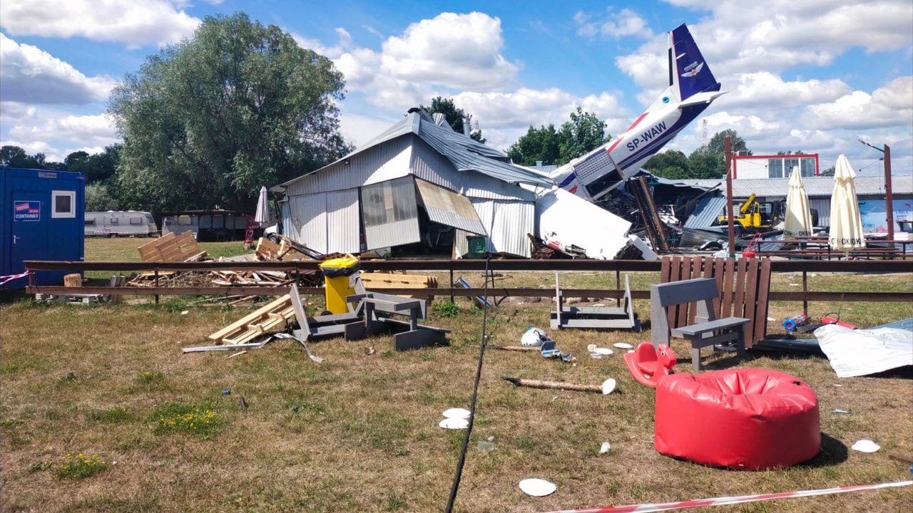 Kleinflugzeug stürzt in flugzeughalle – fünf tote