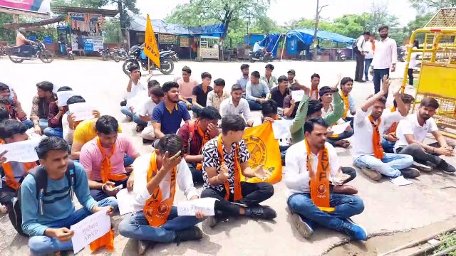 बलात्कार व हत्या की घटनाओं का विरोध, कलक्ट्रेट के गेट पर चढ़े कार्यकर्ता, सड़क पर लेटे