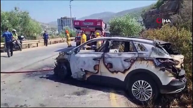 Le feu dans la voiture s'est propagé à la prairie
