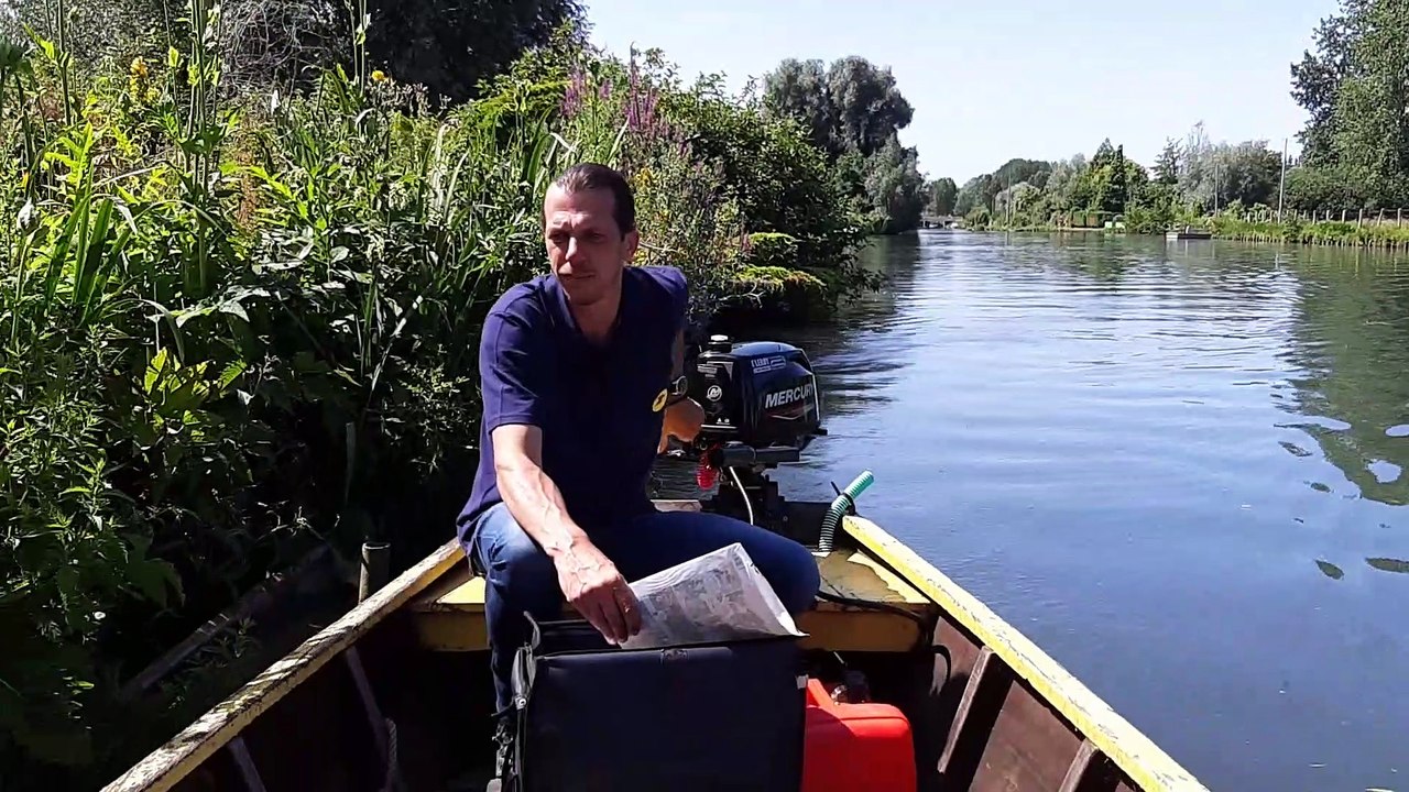 La distribution du courrier, en barque, dans le marais de Saint-Omer