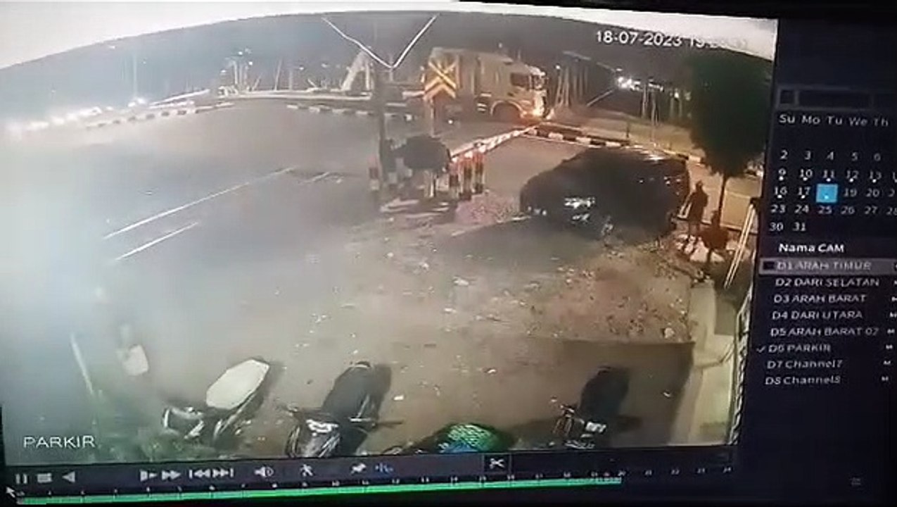 Detik-Detik Truck Tertabrak Kereta Api Di Semarang (Selasa, 18 Juli 2023)