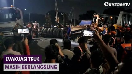Proses Evakuasi Bangkai Truk yang Ditabrak KA Brantas Masih Berlangsung