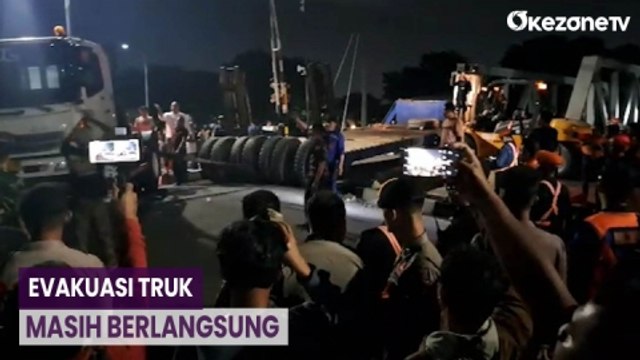 Proses Evakuasi Bangkai Truk yang Ditabrak KA Brantas Masih Berlangsung
