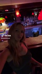 Escort offre prestazioni gratis in cambio di notizie sugli alieni