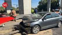 Dos autos invaden el carril del Mexibús y chocan de frente, en Edomex