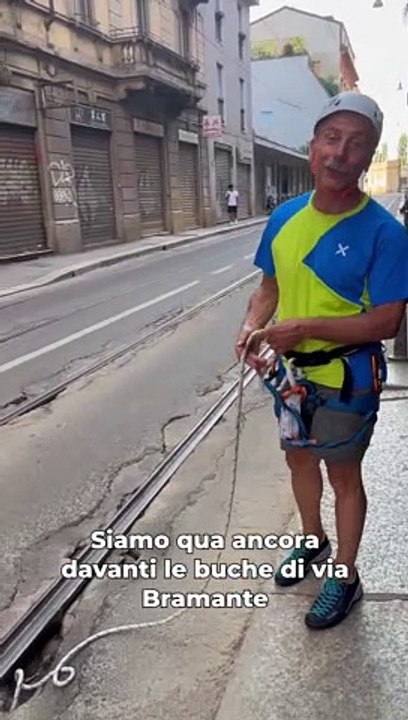 Milano, Giovanni Storti ironizza in video sulle buche: ?Qui c?? dentro uno speleologo. E anche Lukaku!?