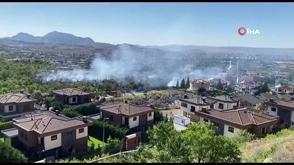 40 acres de terrain réduits en cendres dans le feu dans la brousse