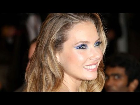 Amandine Petit fait sensation dans une robe transparente qui en montre un peu trop