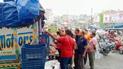 टमाटर के लिए लग रही लाइन