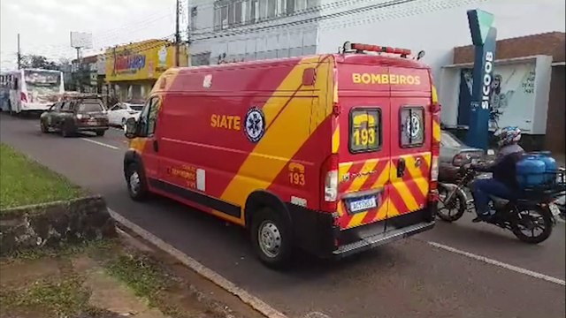 Mulher fica ferida após colisão entre veículos na Avenida Carlos Gomes