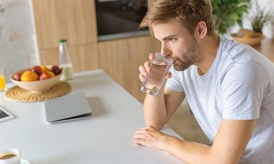 فوائد شرب الماء بعد الاستيقاظ من النوم