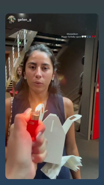 Ses camarades de classe lui ont même offert un petit gâteau d'anniversaire pour célébrer sa majorité. "Joyeux anniversaire ma reine", peut-on lire sur la courte vidéo.