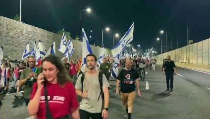 الشرطة الإسرائيلية تستخدم خراطيم المياه لتفريق متظاهرين
