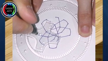 DIBUJANDO y pintando un mandala negro y púrpura ajedrezado. DRAWING and painting a black and purple checkered mandala.