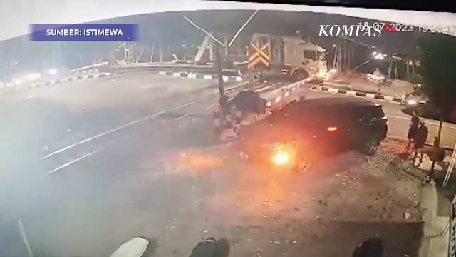CCTV Detik-Detik Truk Mogok di Atas Rel Sebelum Tertabrak KA Brantas di Semarang