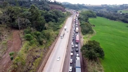 Trabalhos de remoção de caminhão envolvido em grave acidente, gera congestionamento na BR-163