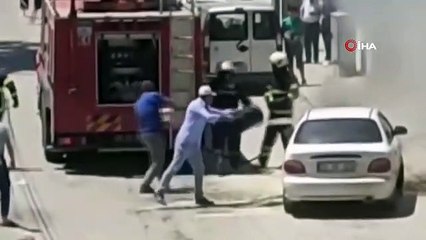 Otomobilden yükselen dumanlara mahalleli ve itfaiye müdahale etti