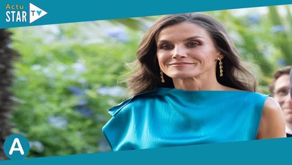 Letizia d’Espagne sublime : en tenue de gala asymétrique bleu canard, elle fait sensation au bras de