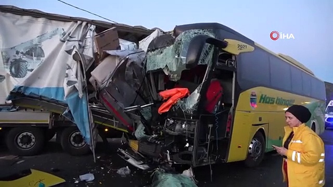 Un bus de passagers a percuté le camion par derrière, bain de sang : 1 mort, 34 blessés
