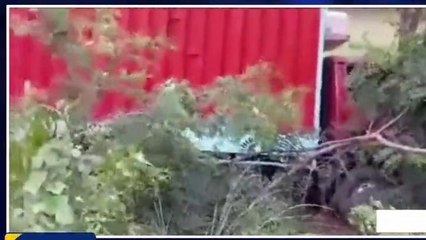 मुजफ्फरपुर: अनियंत्रित पार्सल वैन सड़क किनारे खाई में गिरी, चालक समेत तीन घायल