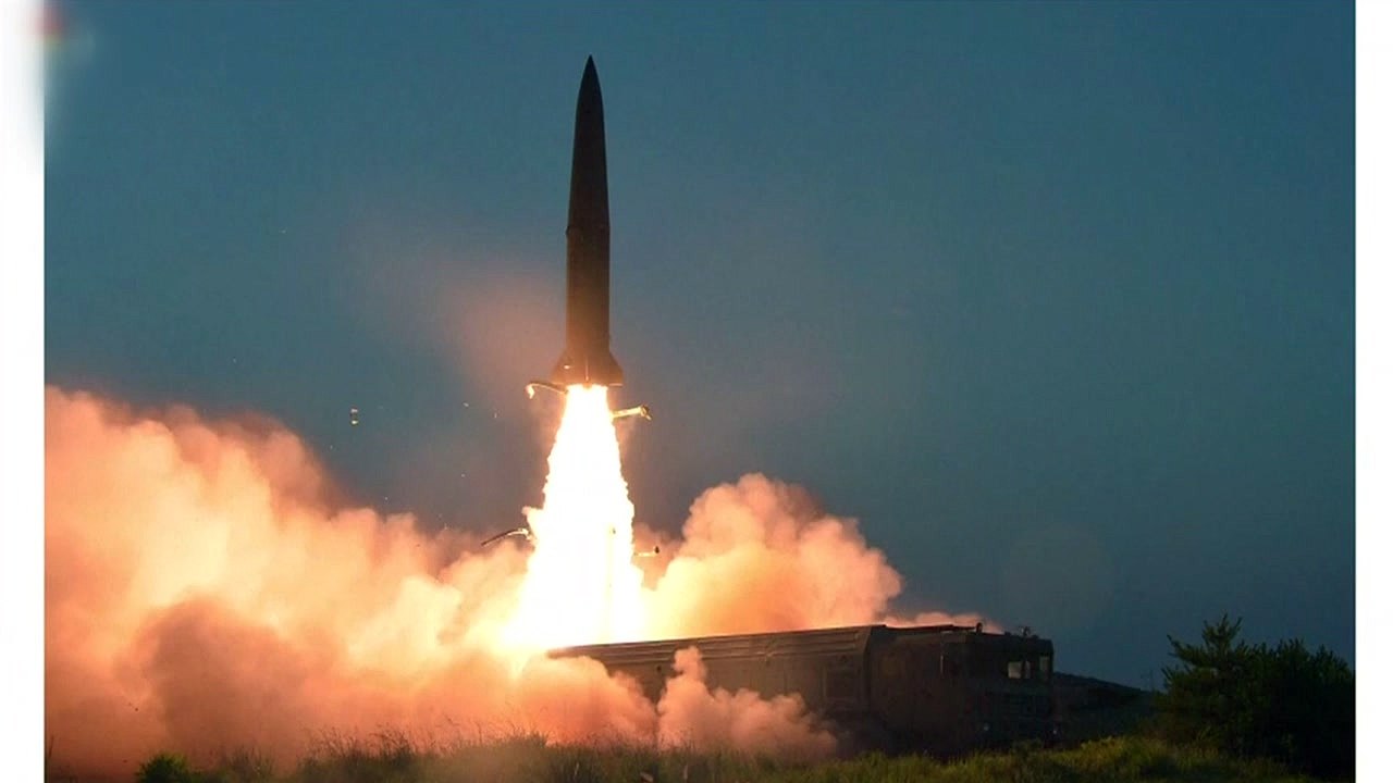 [더뉴스] 북, 새벽에 SRBM 기습발사...미 전략핵잠 입항·NCG 출범 반발 / YTN