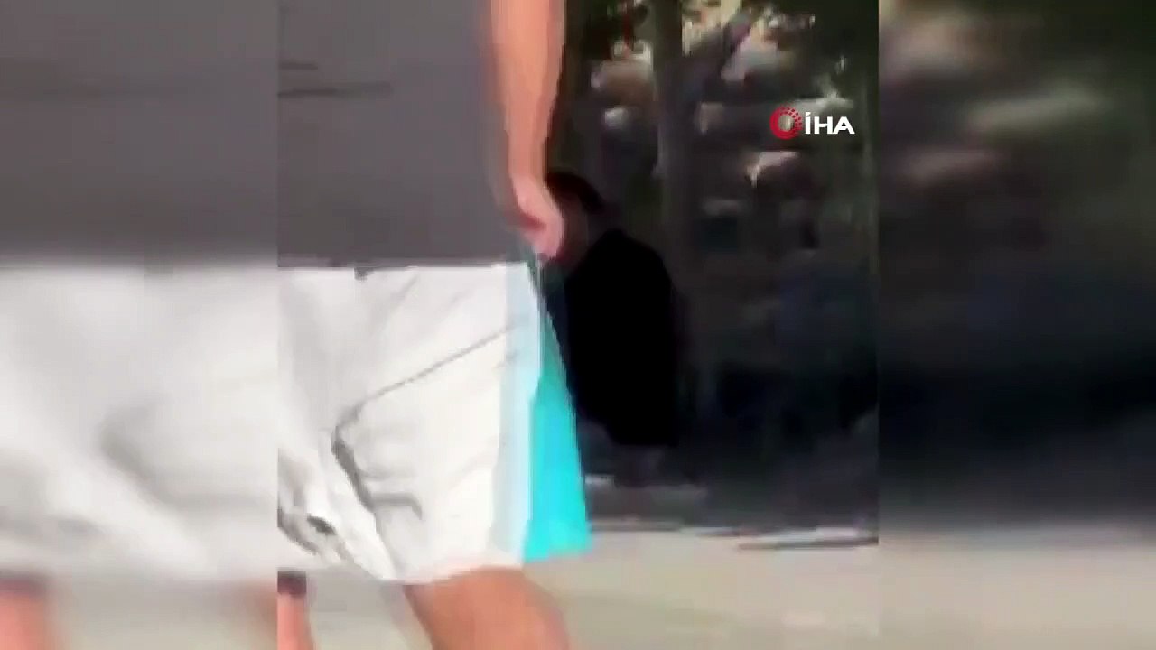 Homme déguisé en femme mendiant, pris sur la caméra du téléphone portable d'un citoyen