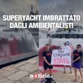 Superyacht da 300 milioni di euro imbrattato dagli ambientalisti