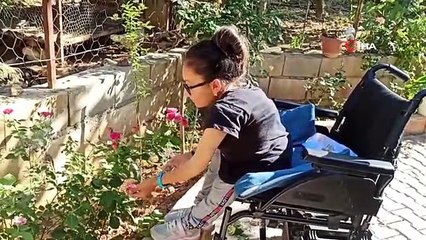 Cam kemik hastası İkra, 19 yaşında yürümeye başladı