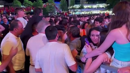 Derya Uluğ Yalova'da hastanelik oldu, sahneye 1 buçuk saat geç çıktı