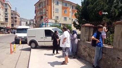 Pendik'te araç site duvarına çarptı, yıkılan duvarın parçaları çocuk parkına düştü