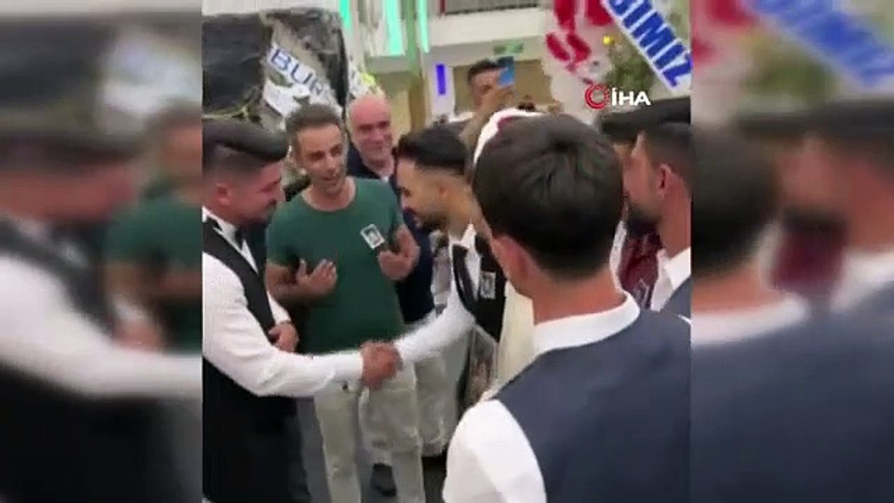 Farce de couronne avec 'notre perte douloureuse' sur le marié au mariage