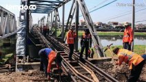 Petugas KAI Perbaiki Konstruksi Jembatan Rel Usai Tabrakan KA Brantas