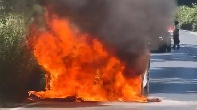 Sarıyer’de seyir halindeki otomobil alev alev yandı