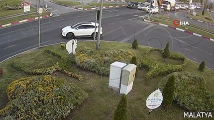 Göz göre göre beton mikserine böyle çarptı