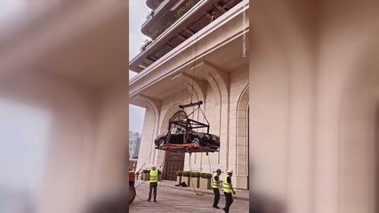 Arabasını 44. kattaki evine taşıttı