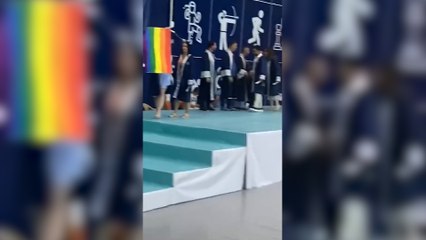 Uşak Üniversitesi LGBTİ+ bayrağına 'paçavra' dedi, bayrağı açan öğrenci hakkında resmî işlem başlattı