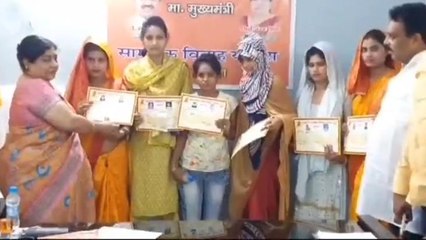 बुलंदशहर में 11 कन्याओं को मिले 35-35 हज़ार के चेक, चेहरे पर खिली "मुस्कान"